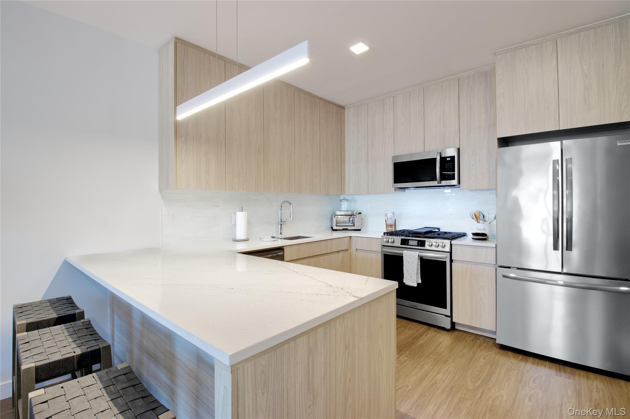 333 Warner Avenue # 206, Roslyn, NY 11576