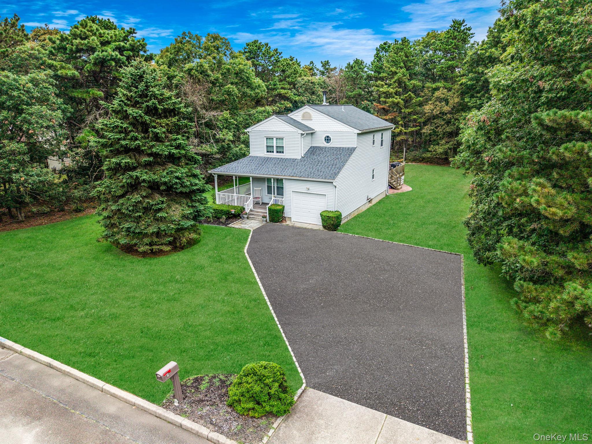 11 Patrick Lane, Ridge, NY 11961