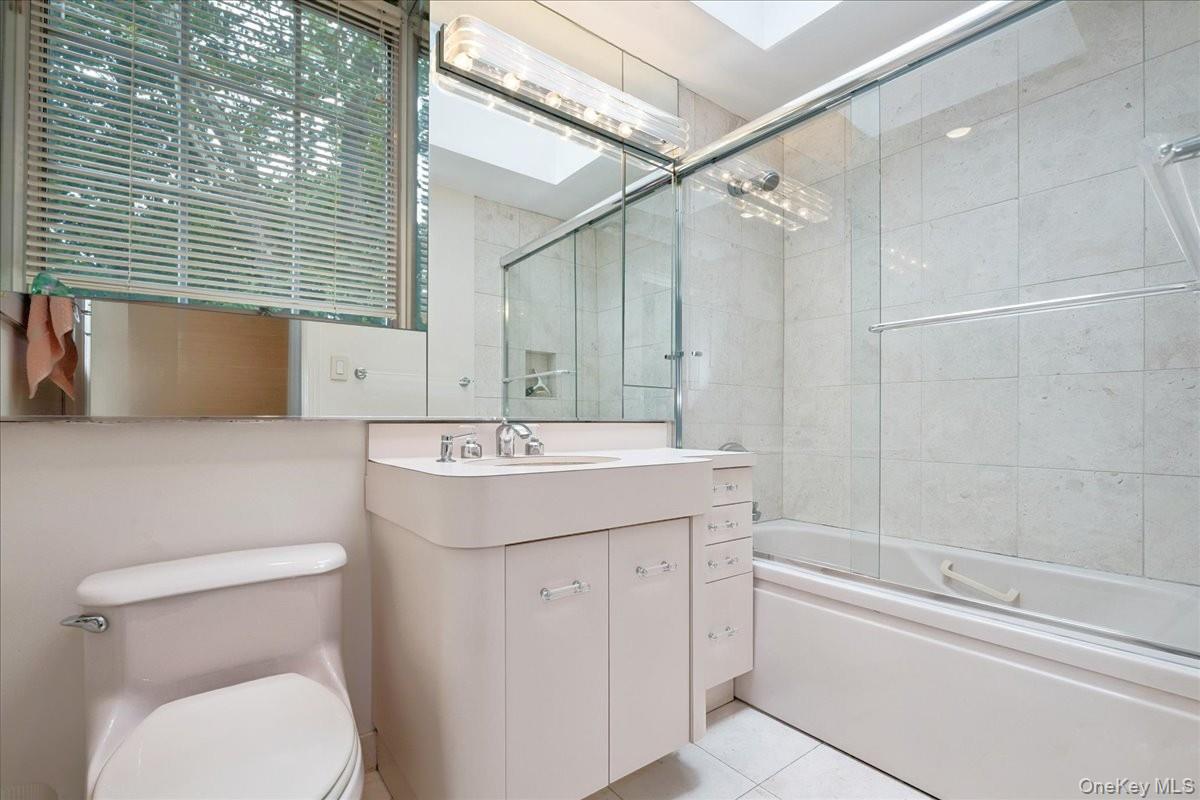 9 Circle Lane, East Hills, NY 11577