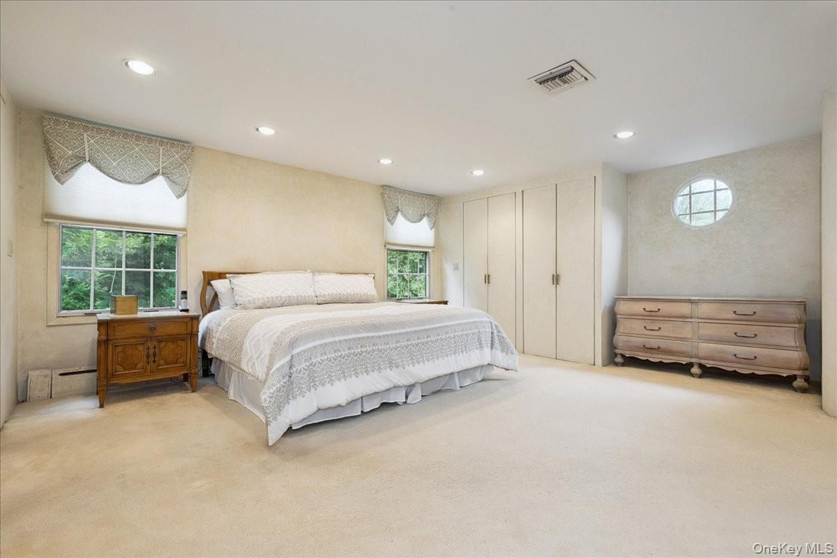 9 Circle Lane, East Hills, NY 11577