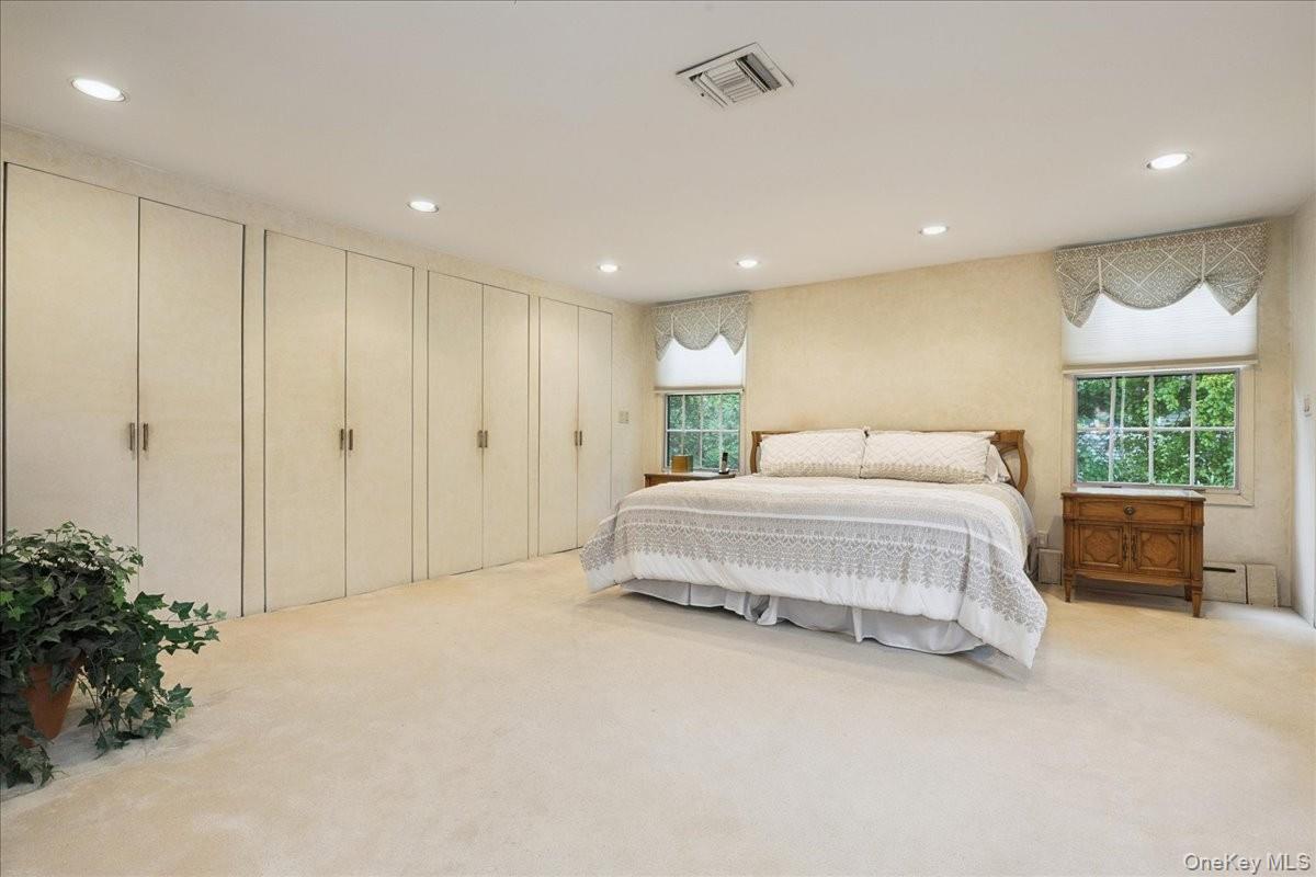 9 Circle Lane, East Hills, NY 11577