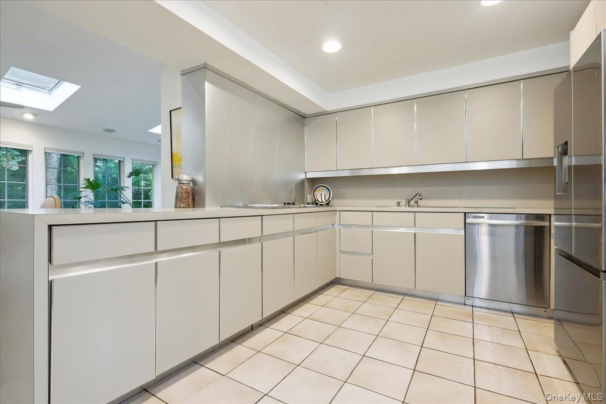 9 Circle Lane, East Hills, NY 11577