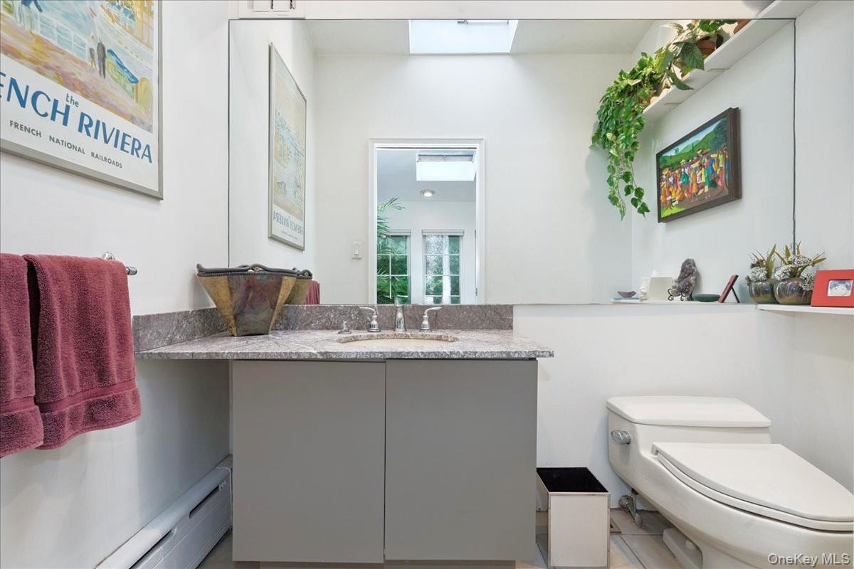 9 Circle Lane, East Hills, NY 11577