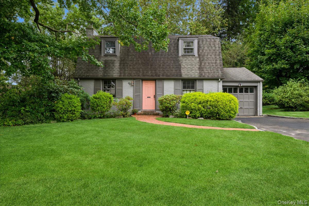 9 Circle Lane, East Hills, NY 11577