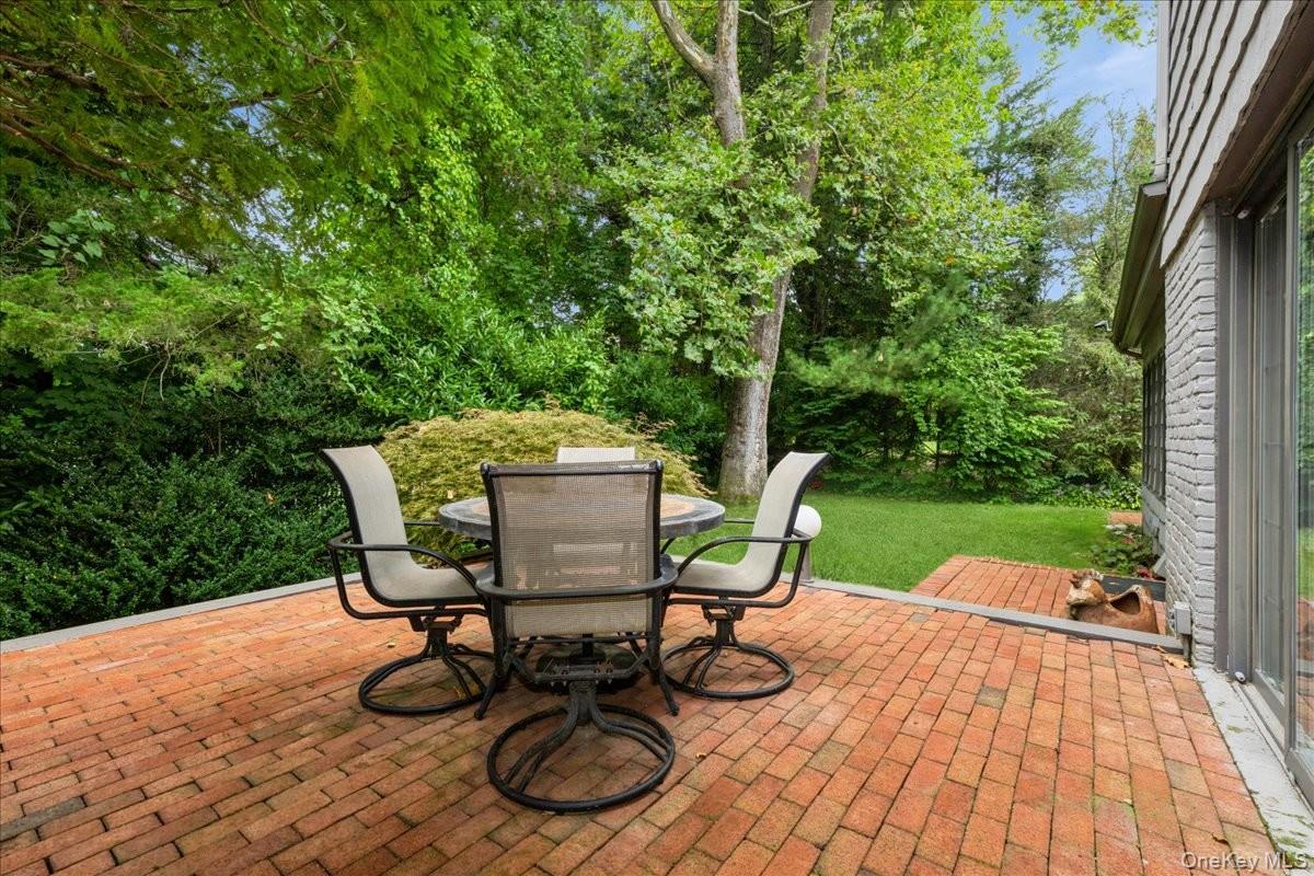 9 Circle Lane, East Hills, NY 11577