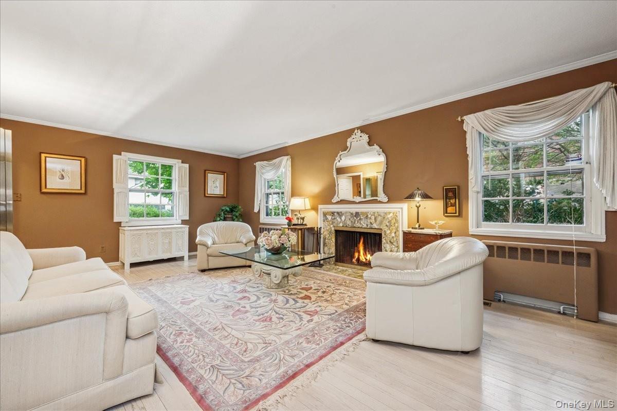 9 Circle Lane, East Hills, NY 11577