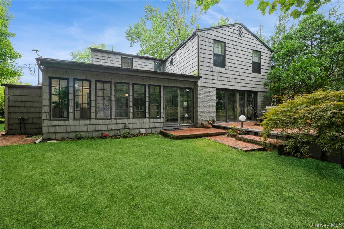 9 Circle Lane, East Hills, NY 11577