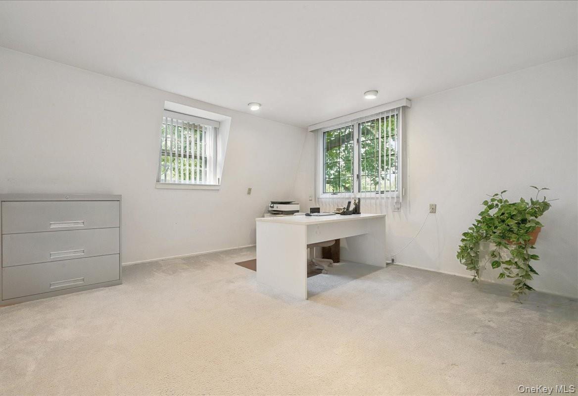 9 Circle Lane, East Hills, NY 11577