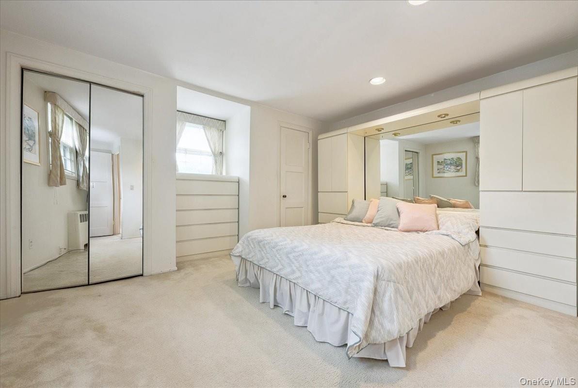 9 Circle Lane, East Hills, NY 11577