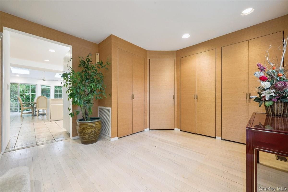 9 Circle Lane, East Hills, NY 11577