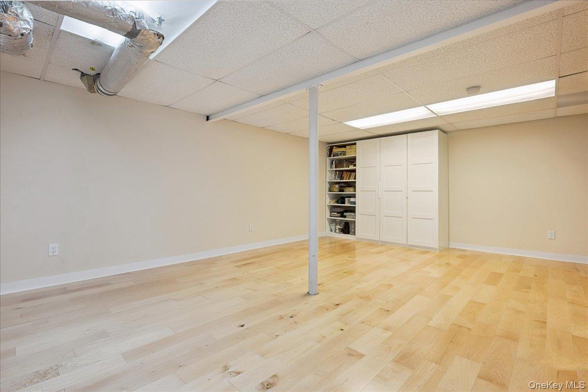 9 Circle Lane, East Hills, NY 11577