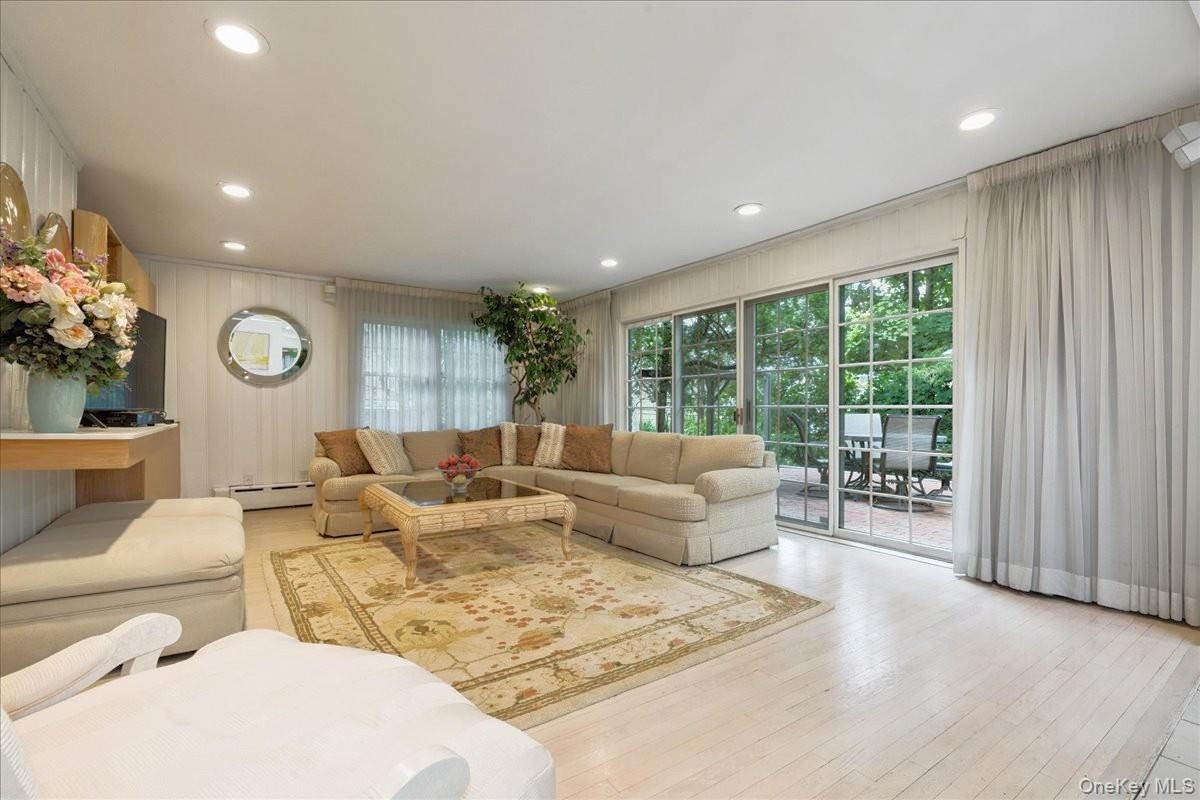 9 Circle Lane, East Hills, NY 11577