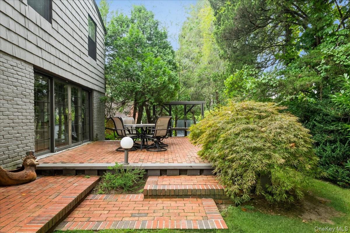 9 Circle Lane, East Hills, NY 11577