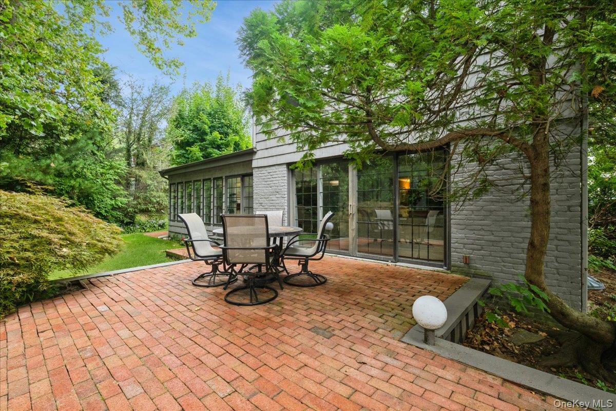 9 Circle Lane, East Hills, NY 11577