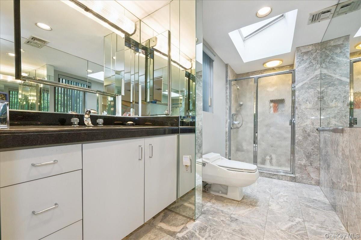 9 Circle Lane, East Hills, NY 11577