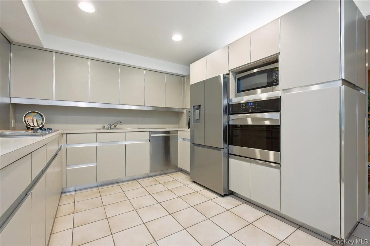 9 Circle Lane, East Hills, NY 11577