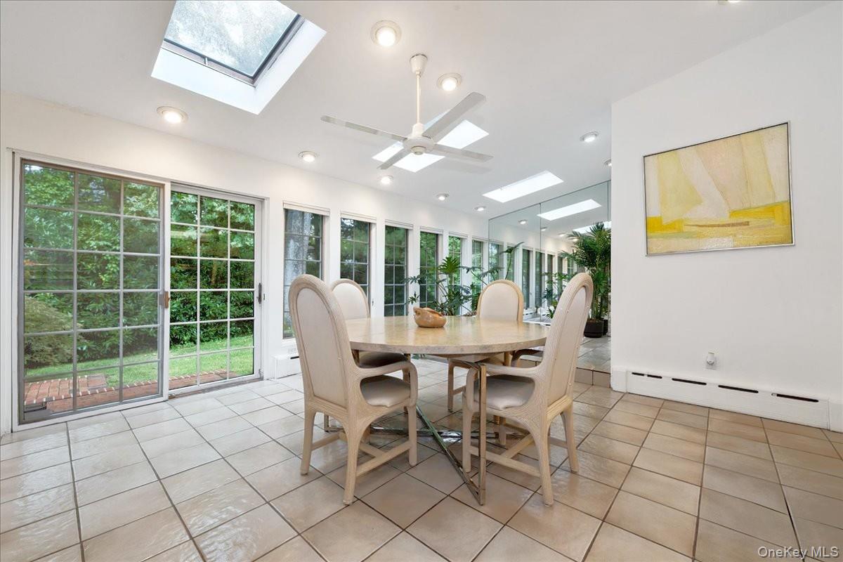 9 Circle Lane, East Hills, NY 11577