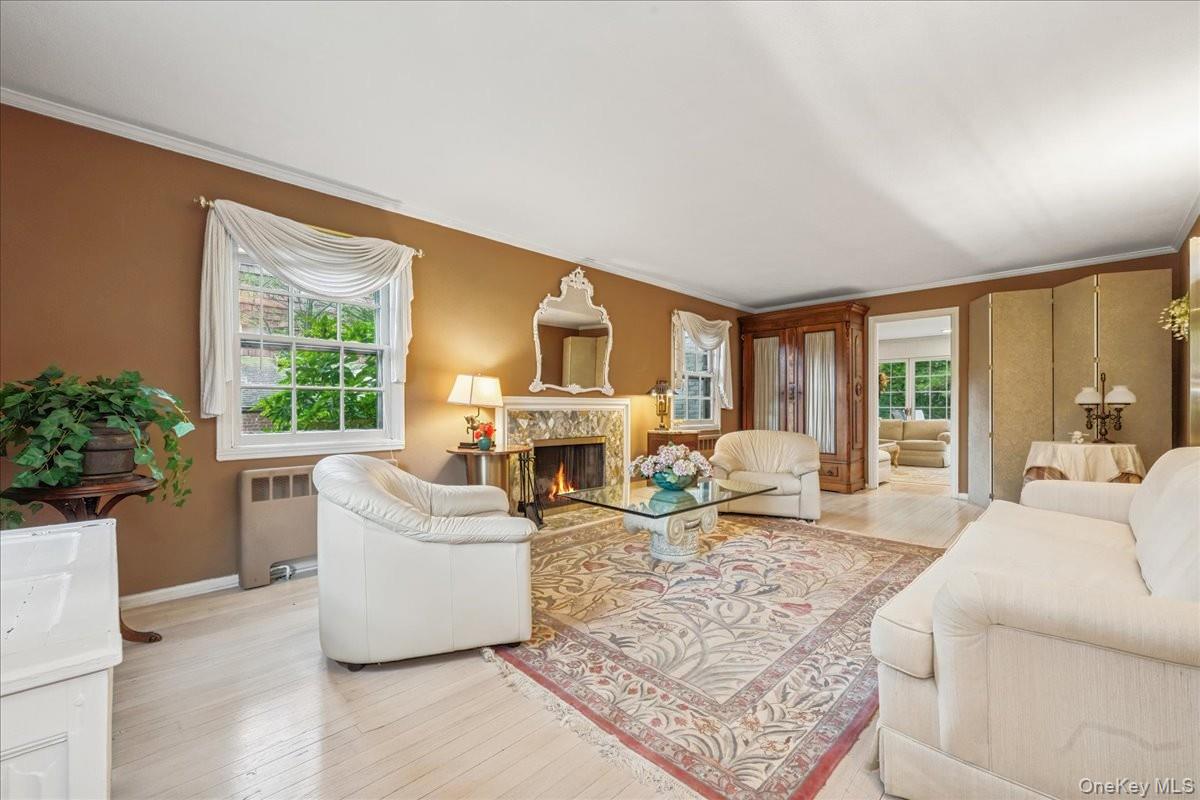 9 Circle Lane, East Hills, NY 11577