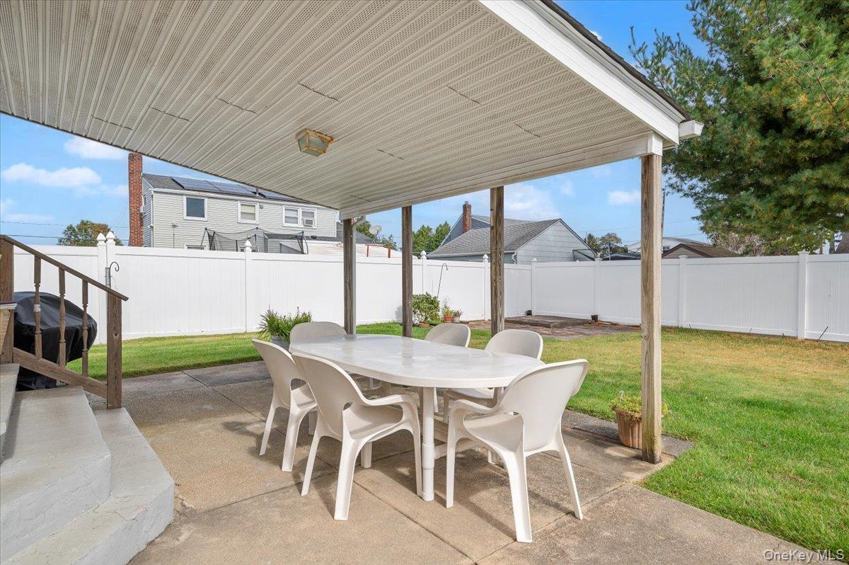 186 11th Street, Bethpage, NY 11714