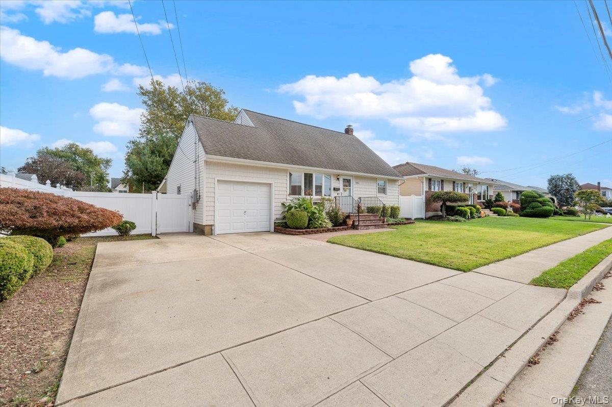 186 11th Street, Bethpage, NY 11714