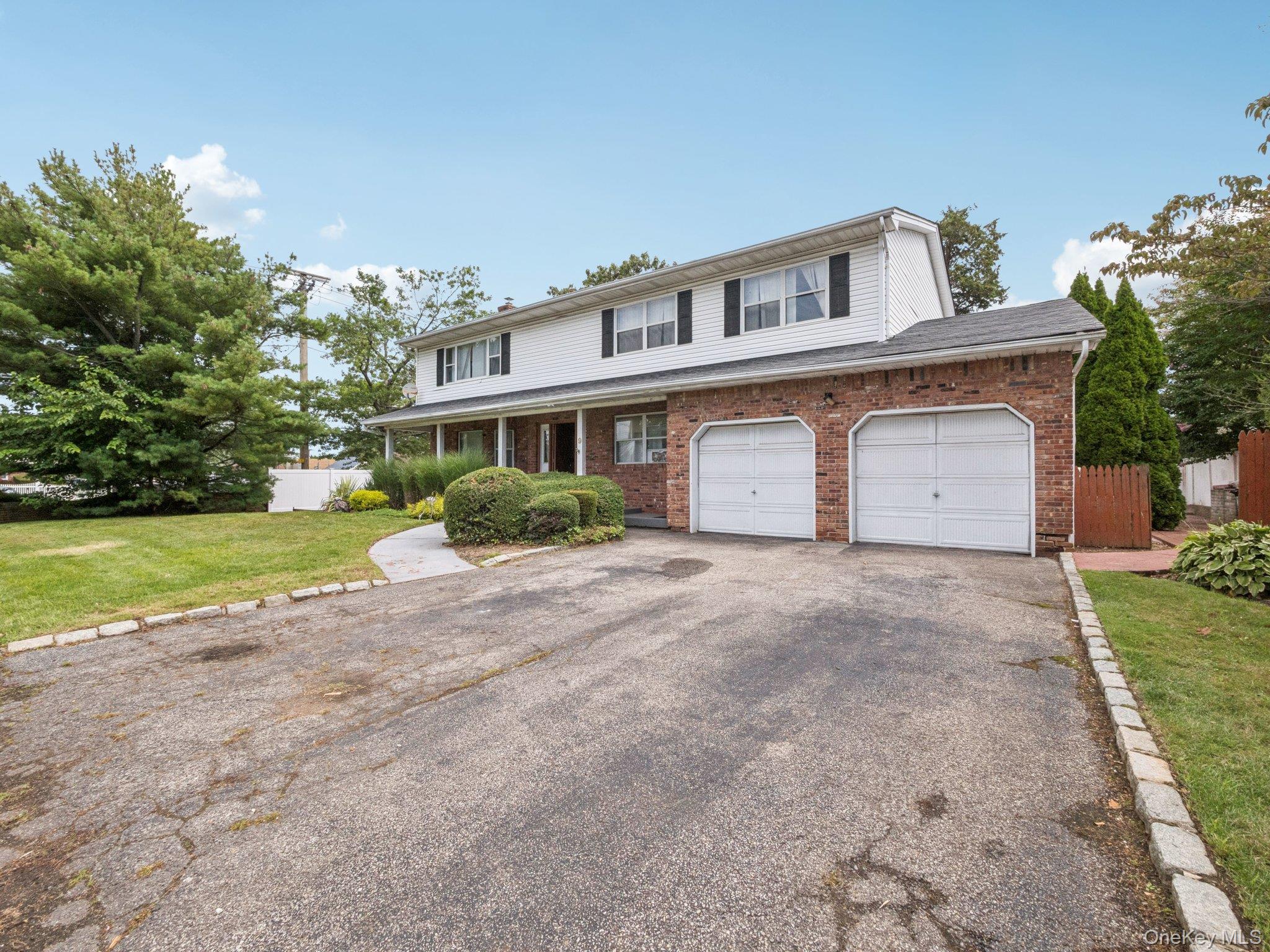 9 Suzanne B Court, Massapequa, NY 11758