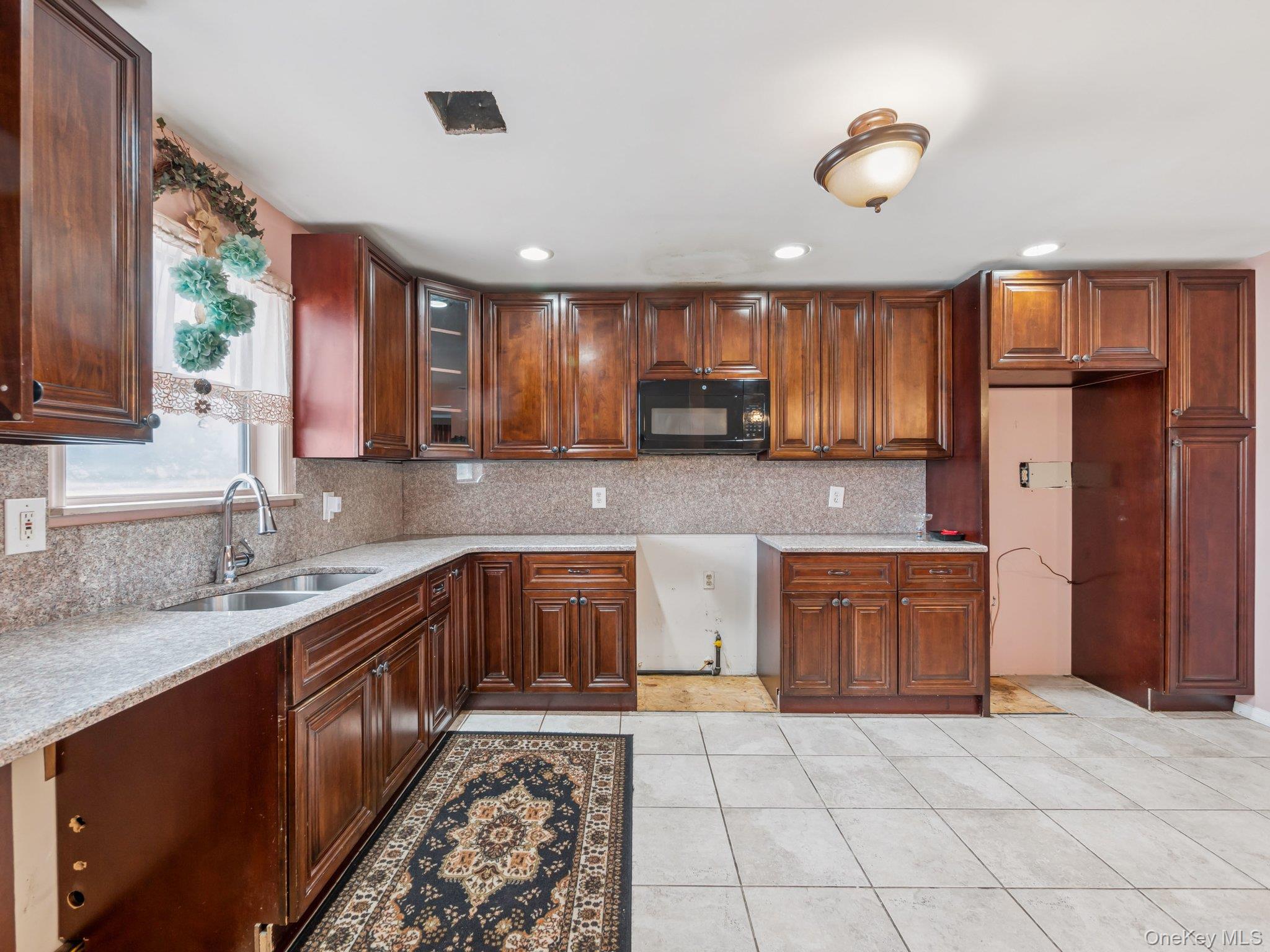 9 Suzanne B Court, Massapequa, NY 11758