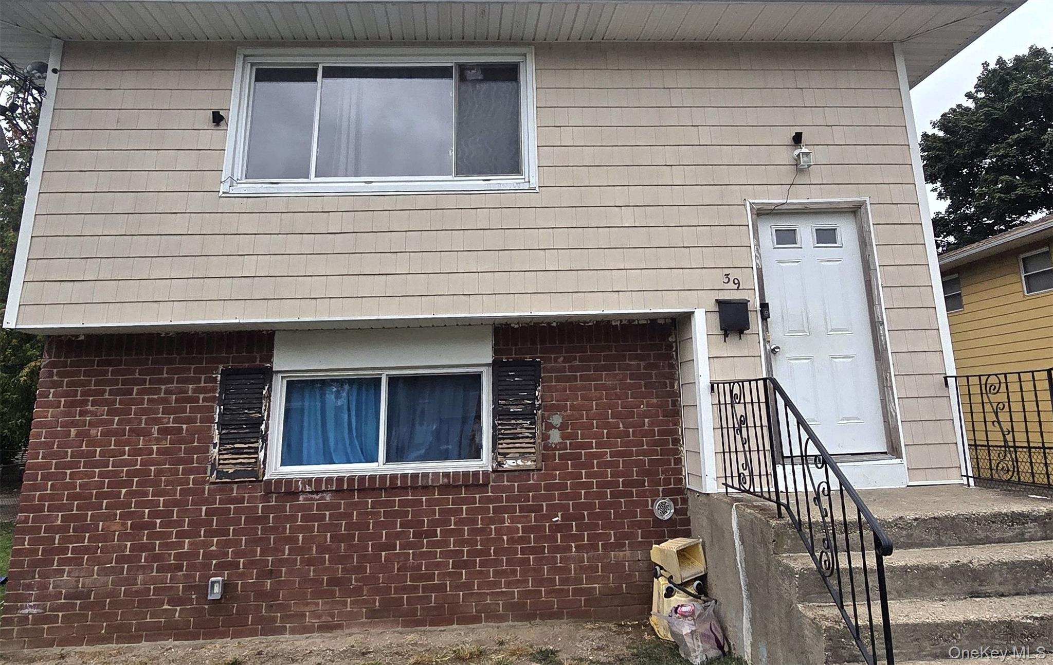 39 4th Avenue, Westbury, NY 11590