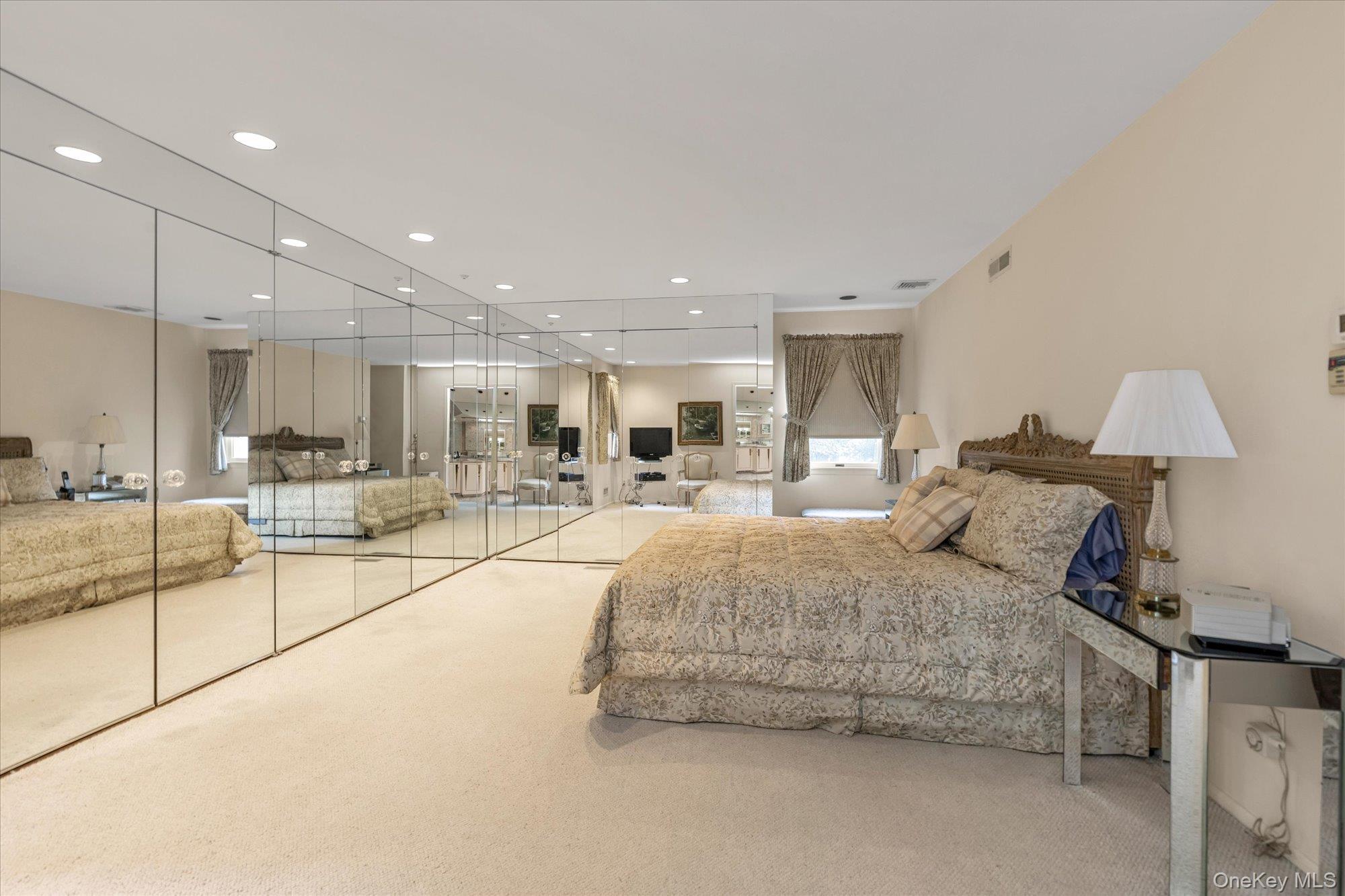 19 Flamingo Road, East Hills, NY 11576