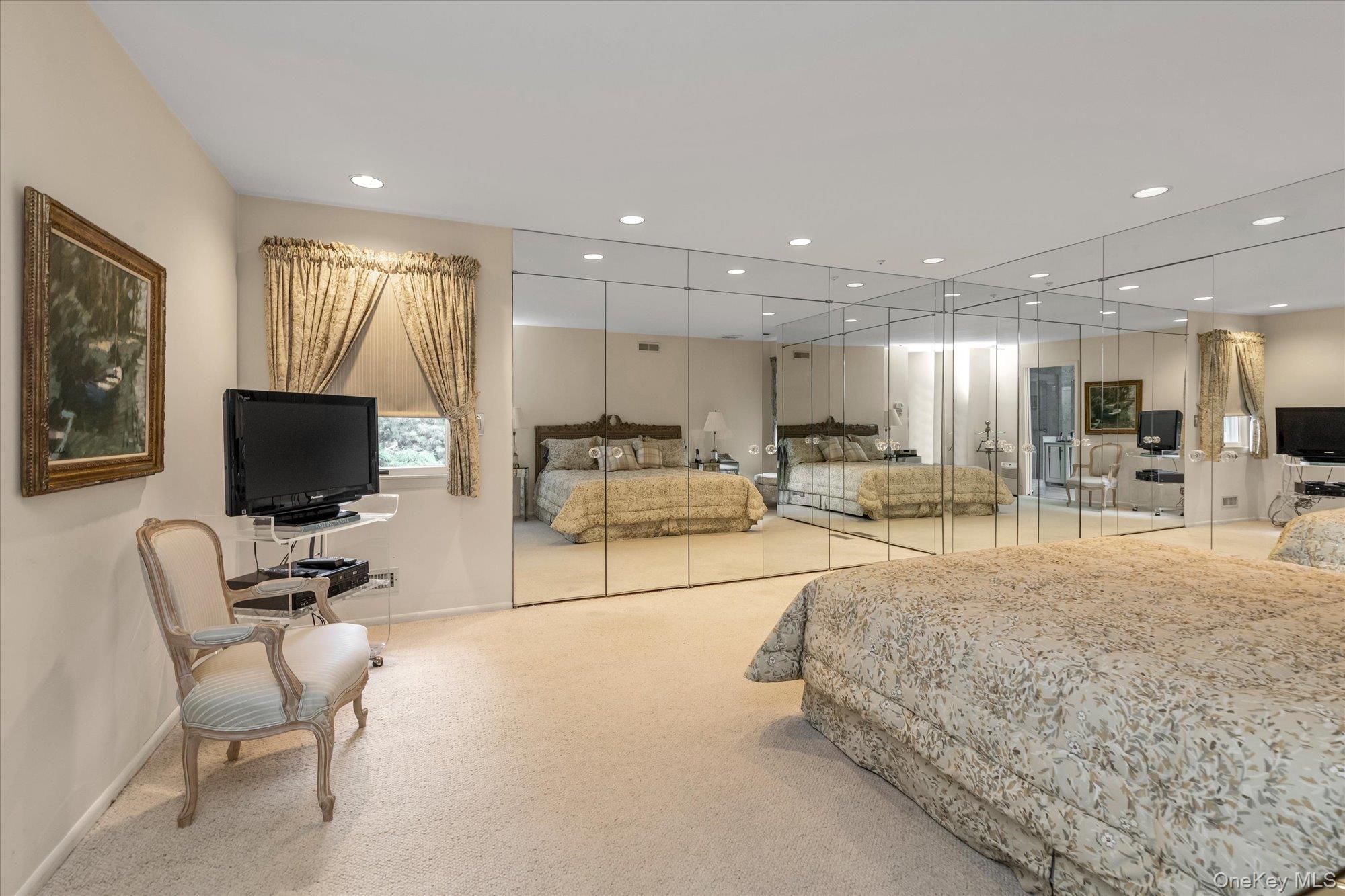 19 Flamingo Road, East Hills, NY 11576