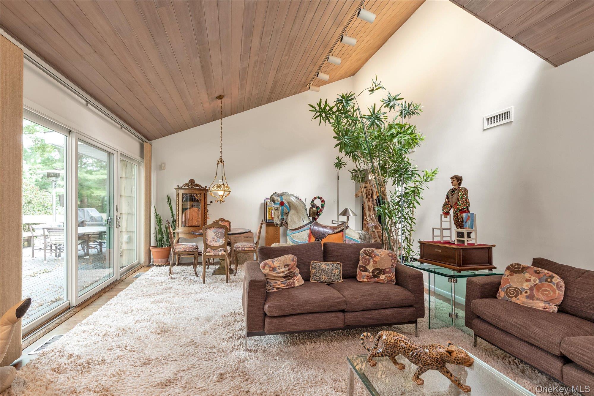 19 Flamingo Road, East Hills, NY 11576