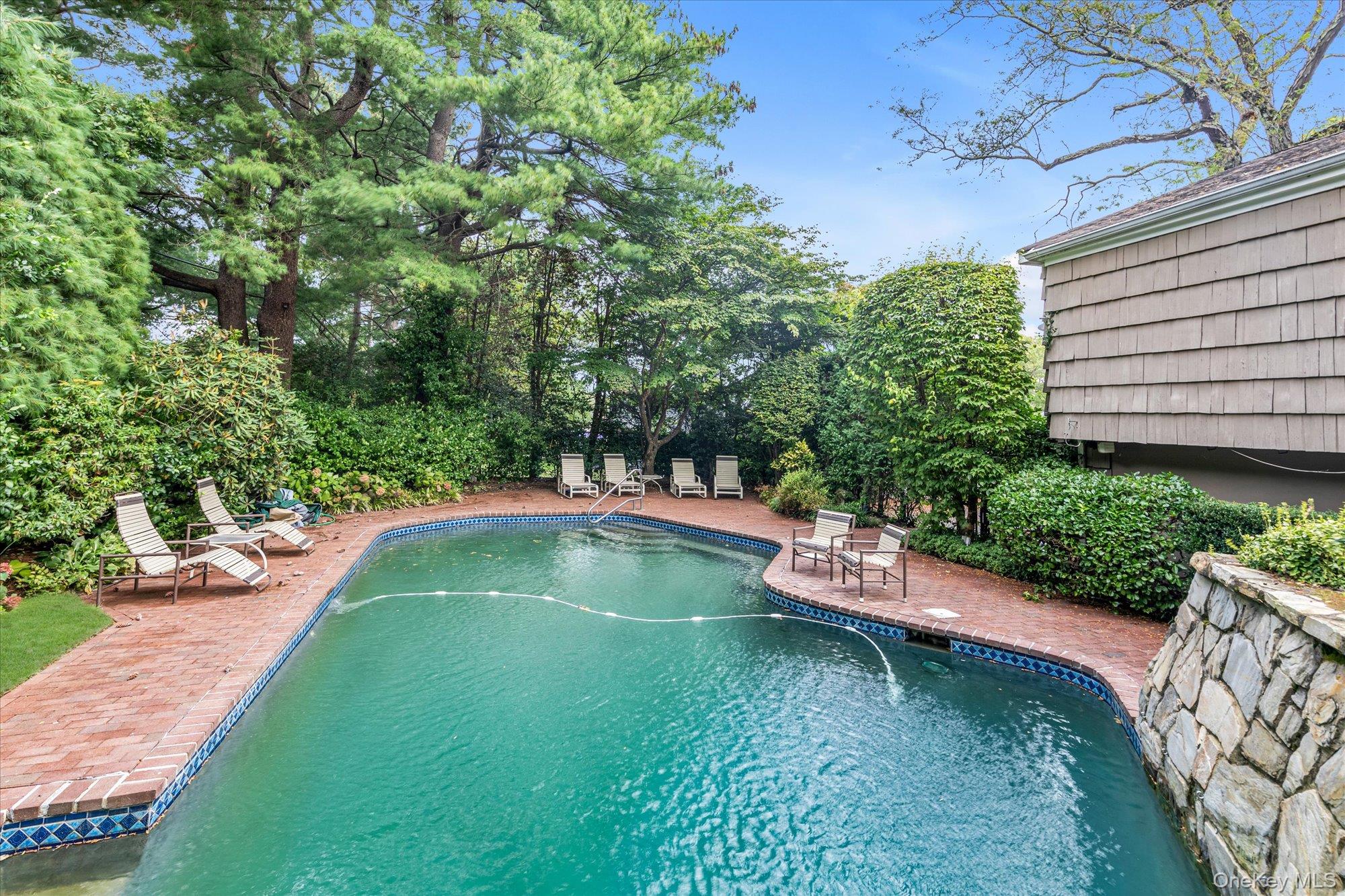 19 Flamingo Road, East Hills, NY 11576