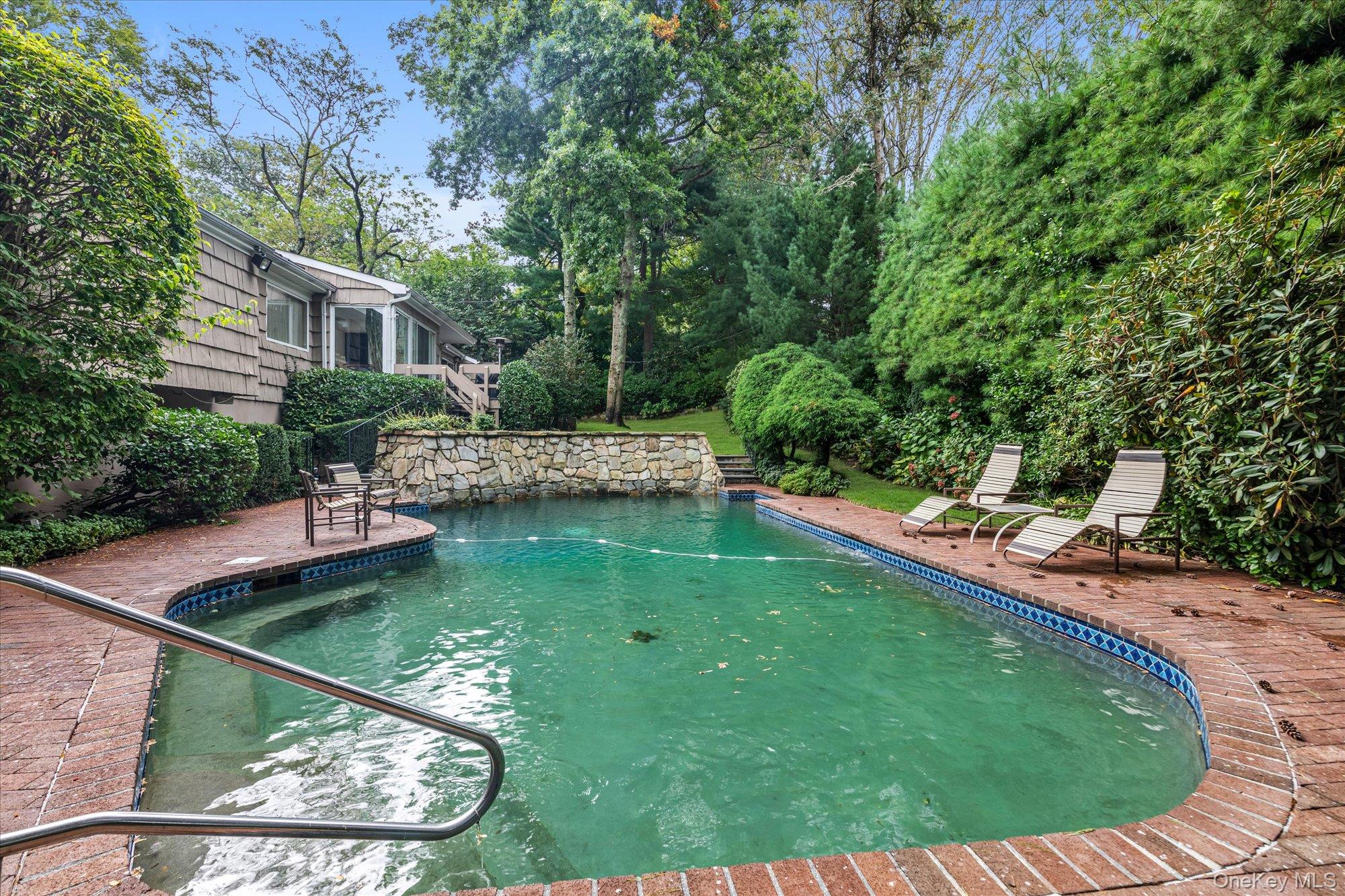 19 Flamingo Road, East Hills, NY 11576