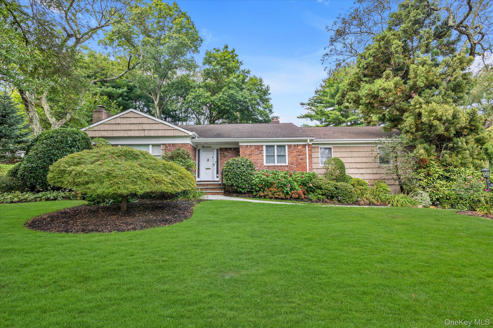 19 Flamingo Road, East Hills, NY 11576