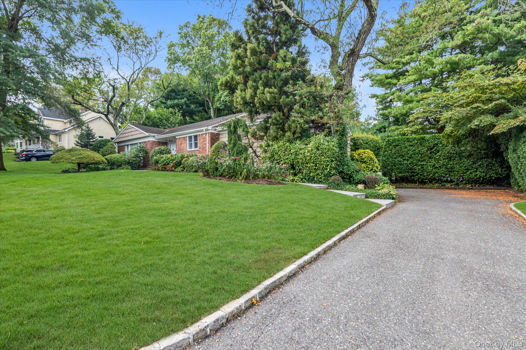 19 Flamingo Road, East Hills, NY 11576