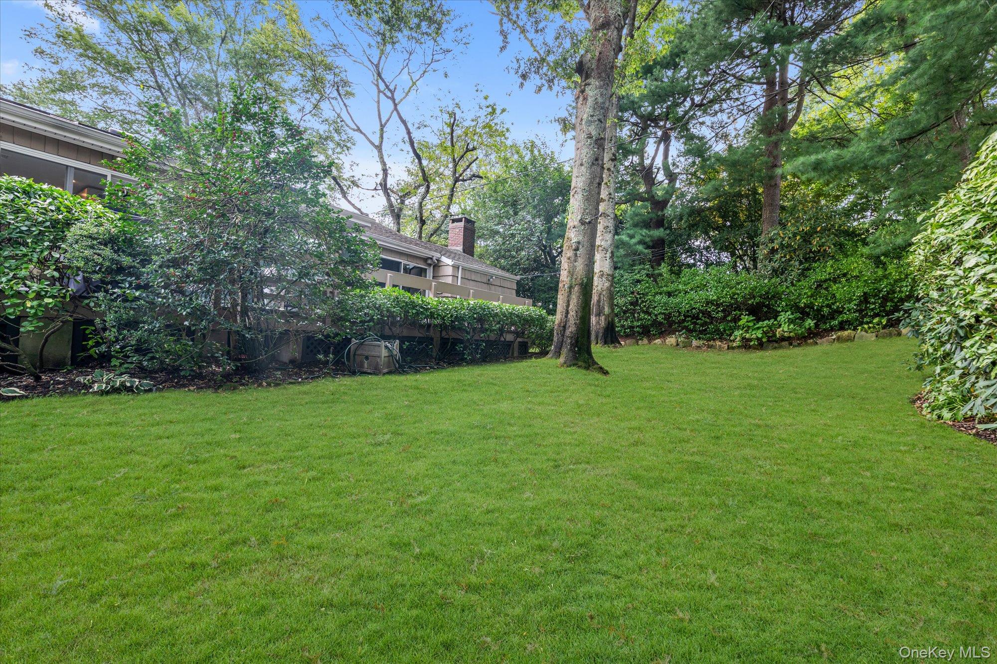 19 Flamingo Road, East Hills, NY 11576