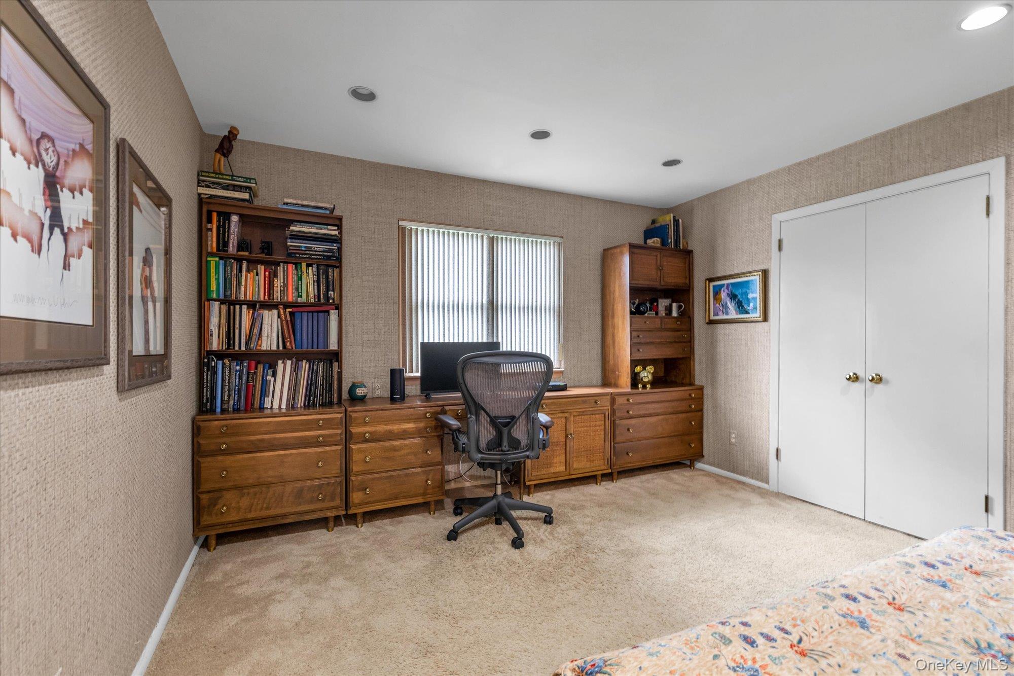 19 Flamingo Road, East Hills, NY 11576