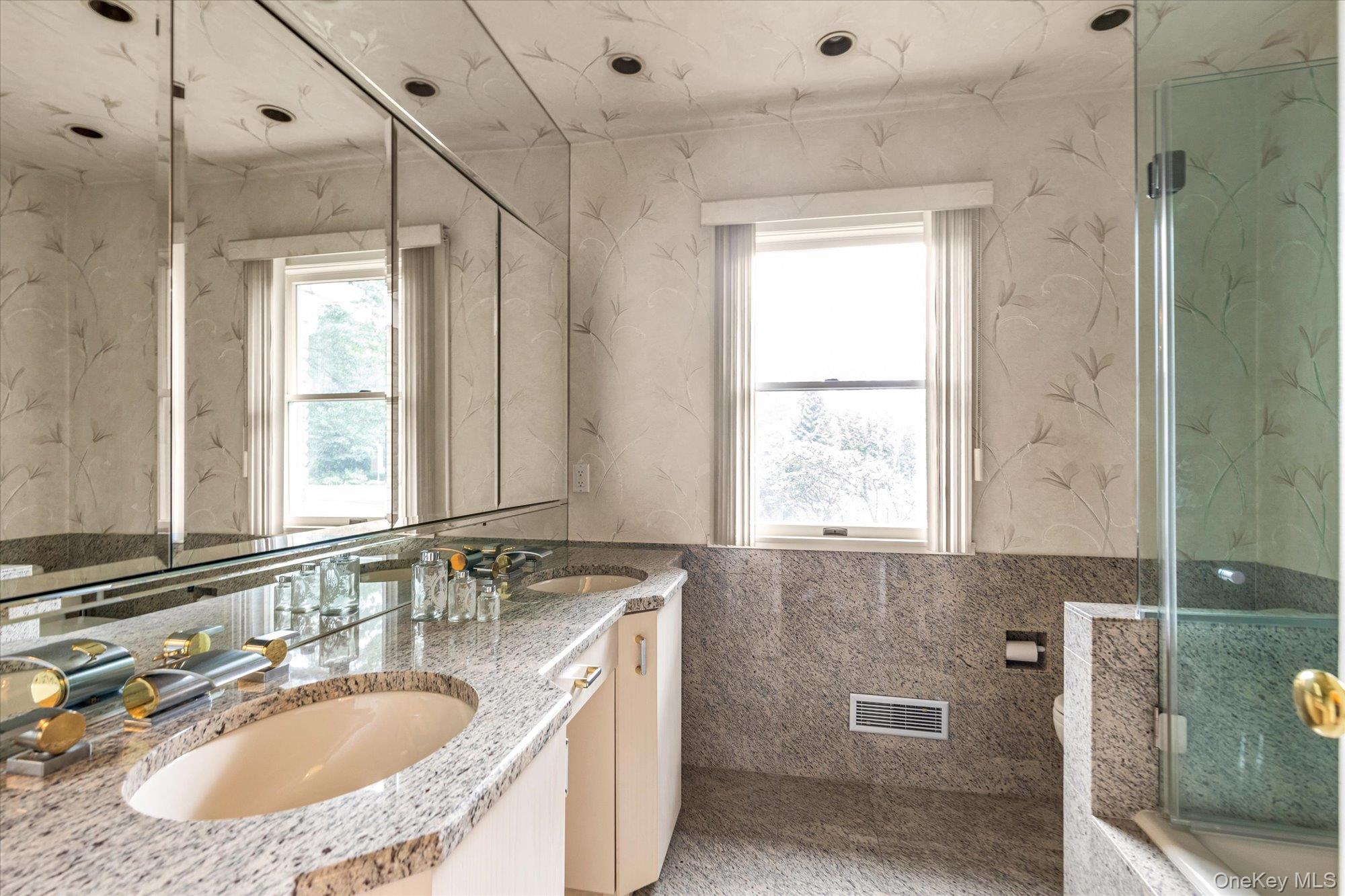 19 Flamingo Road, East Hills, NY 11576