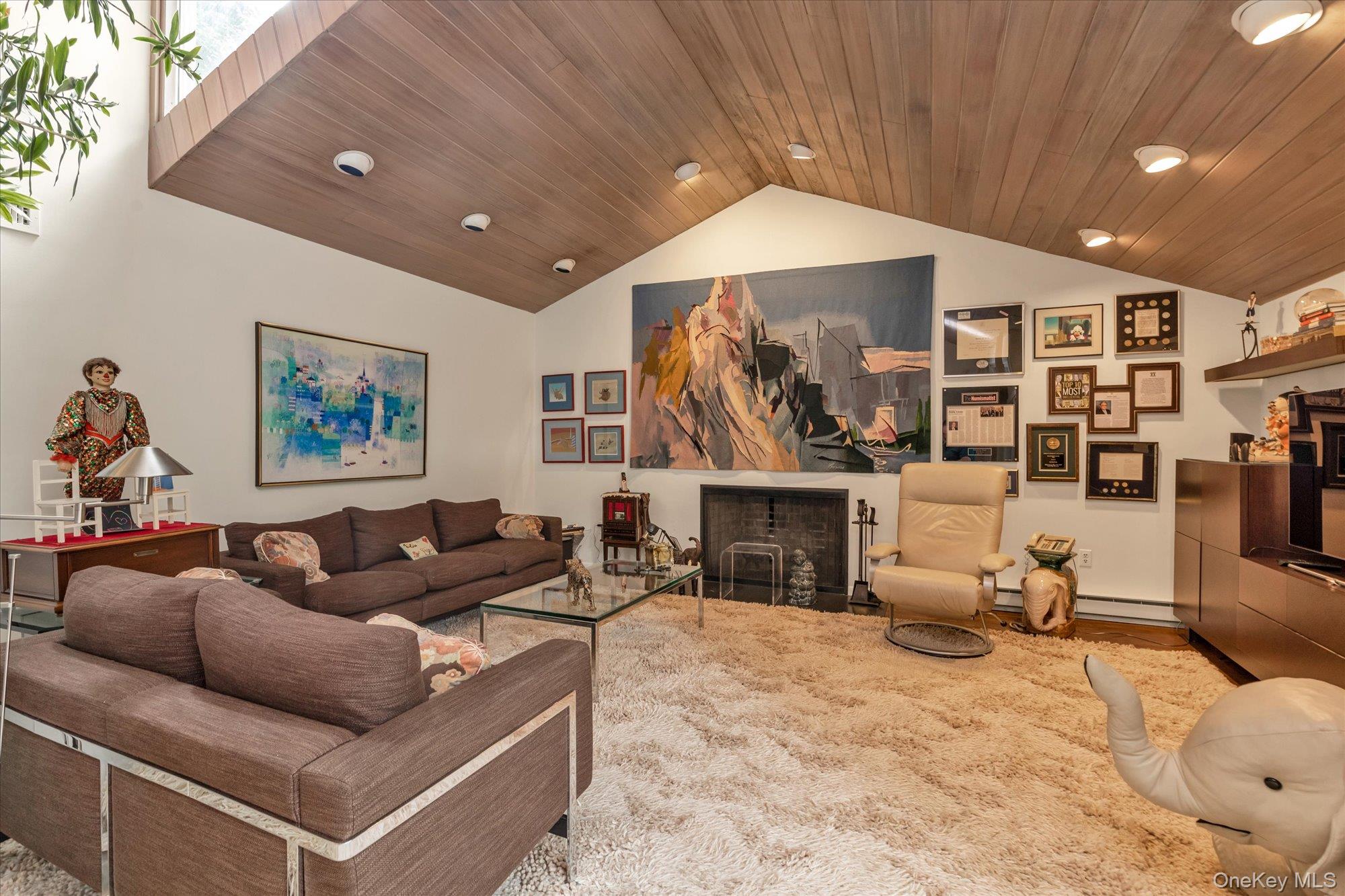 19 Flamingo Road, East Hills, NY 11576