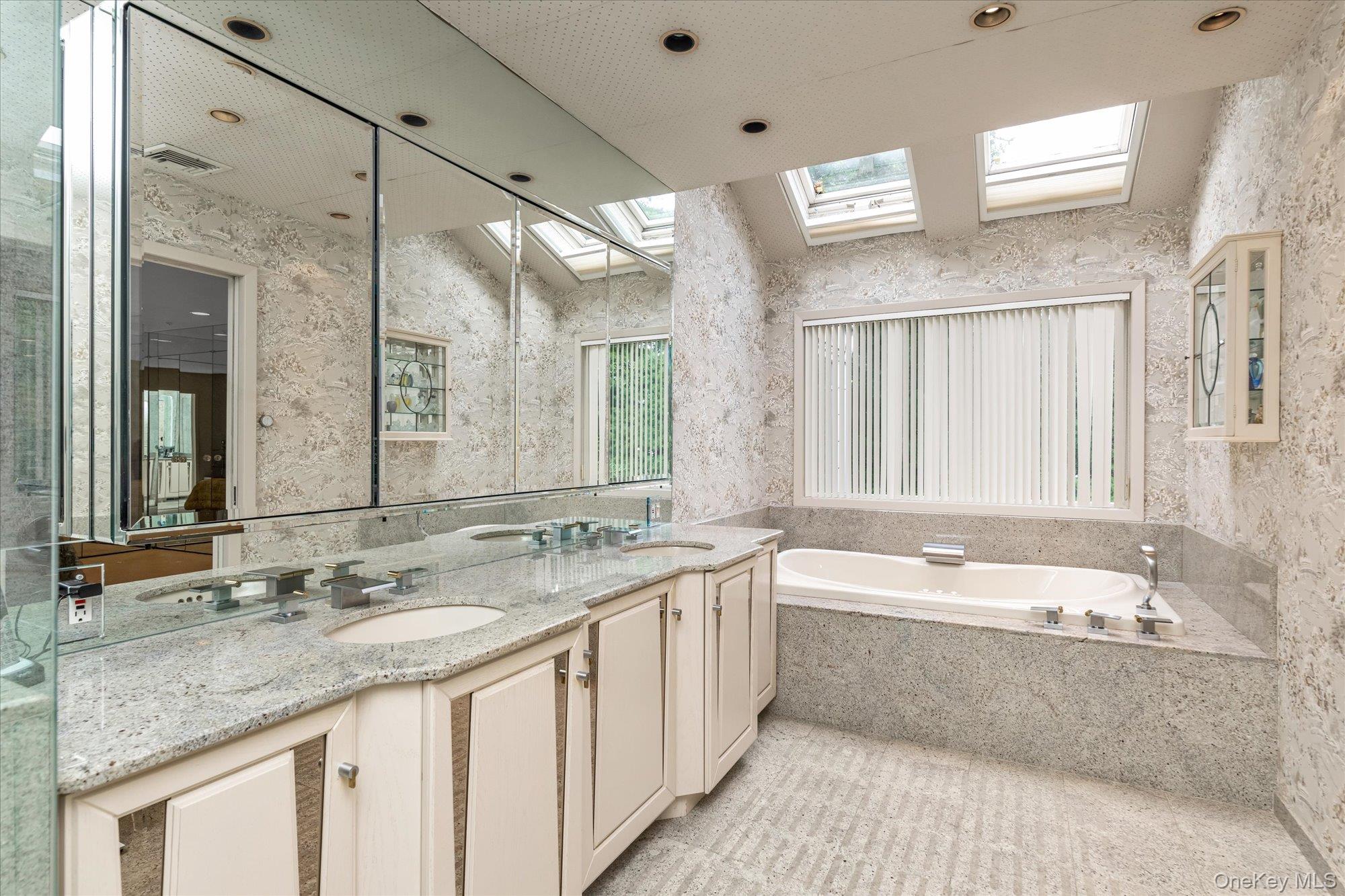 19 Flamingo Road, East Hills, NY 11576