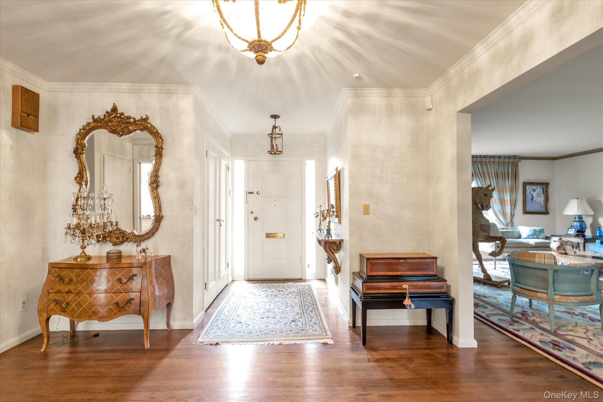 19 Flamingo Road, East Hills, NY 11576