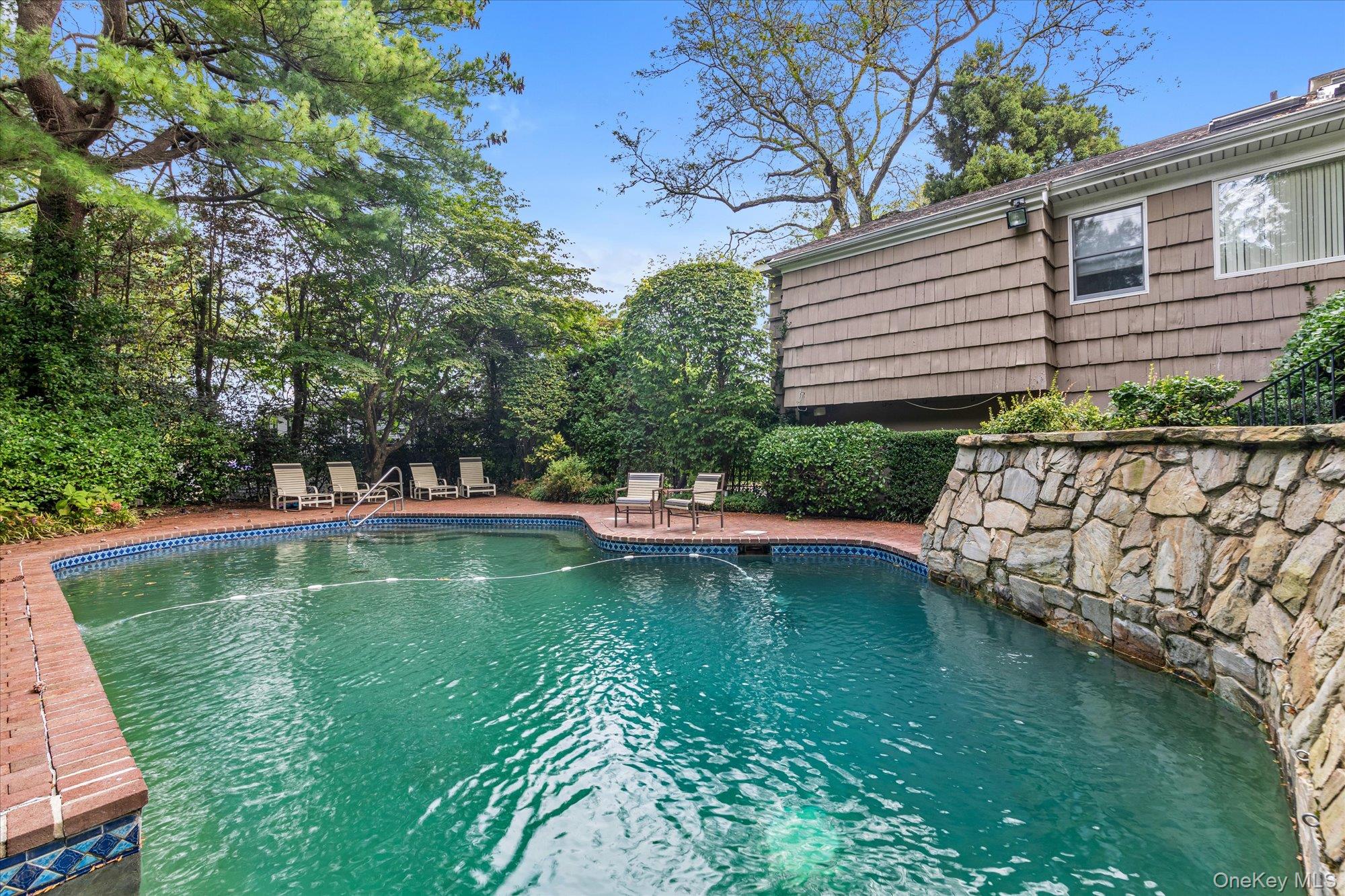 19 Flamingo Road, East Hills, NY 11576