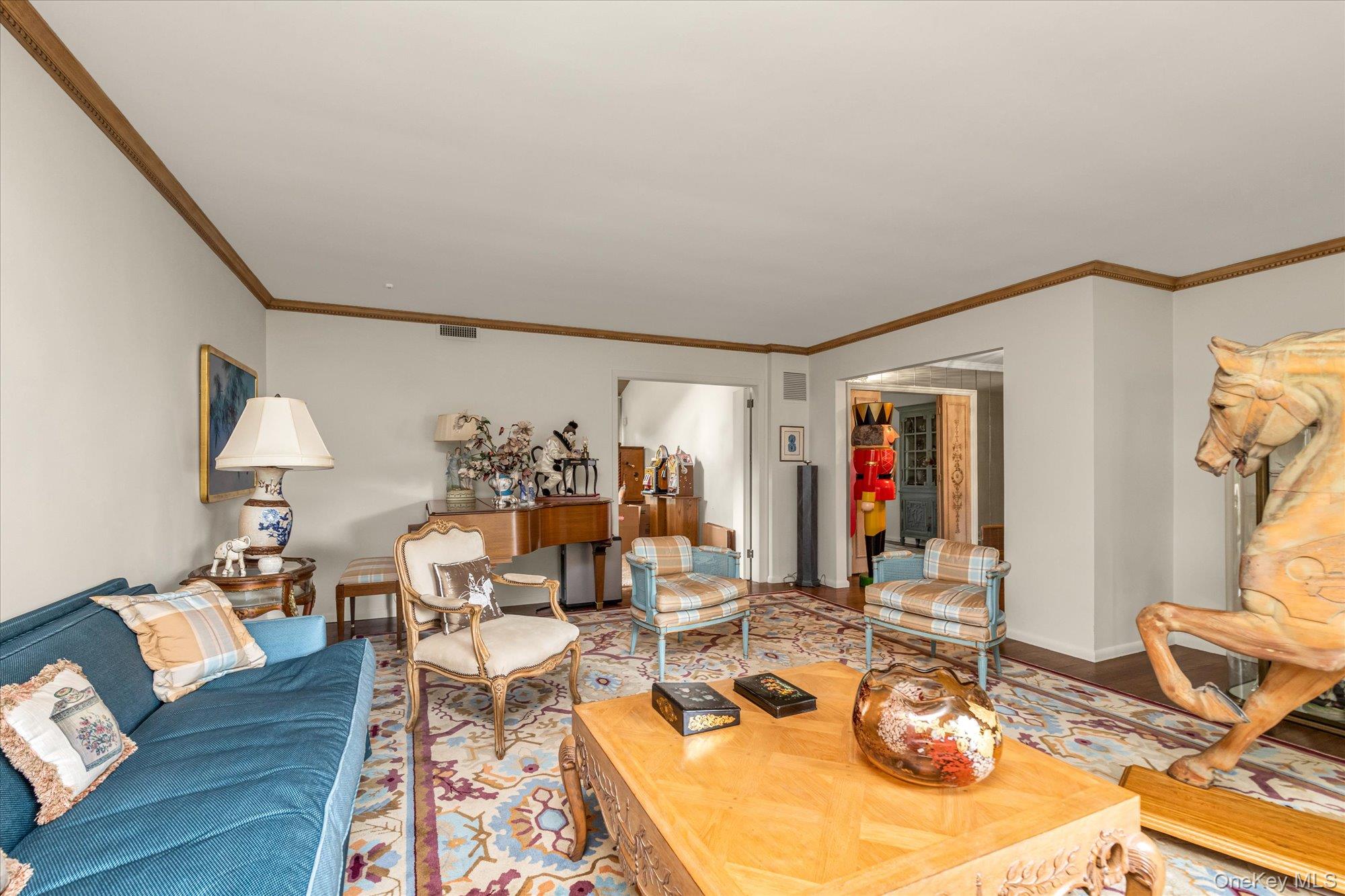 19 Flamingo Road, East Hills, NY 11576