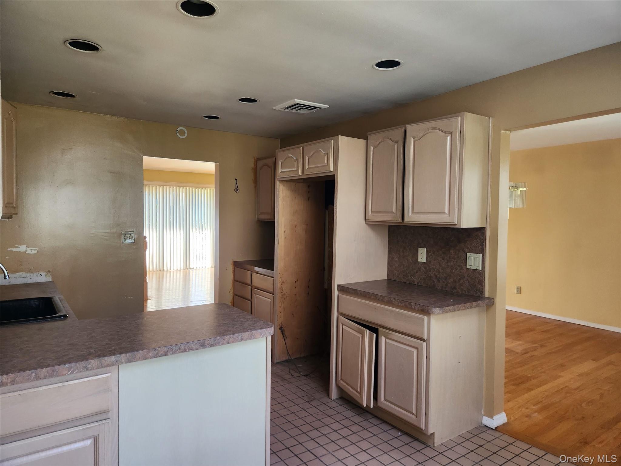 20 Marilyn Lane, Westbury, NY 11590