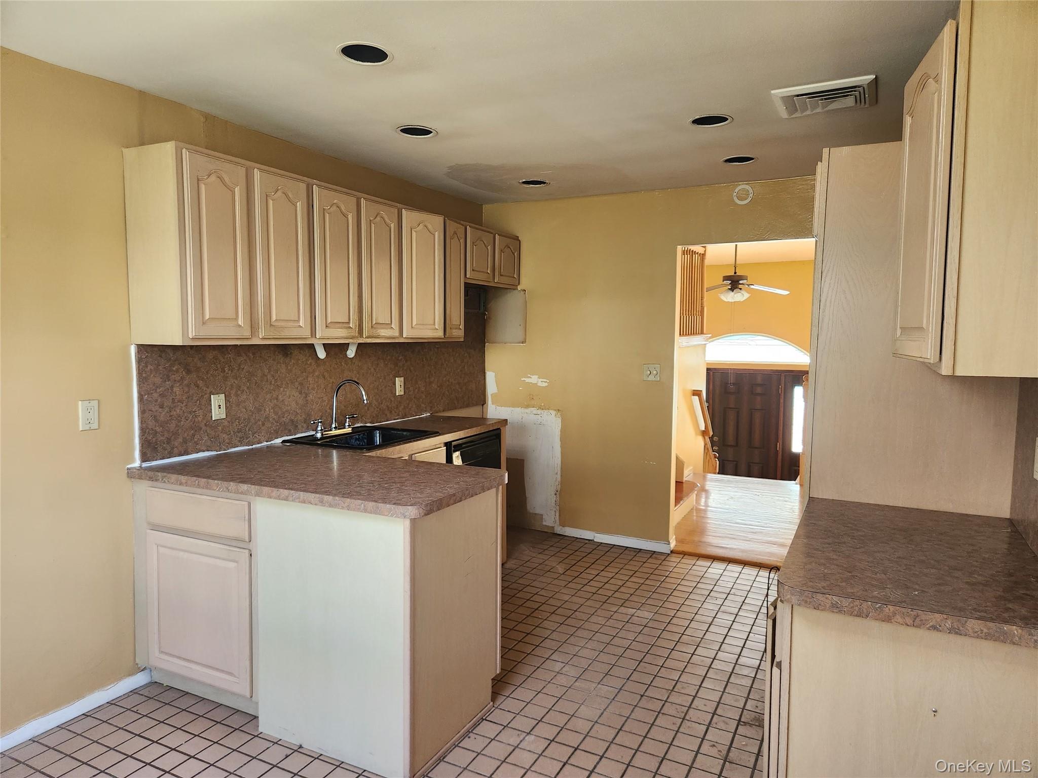 20 Marilyn Lane, Westbury, NY 11590