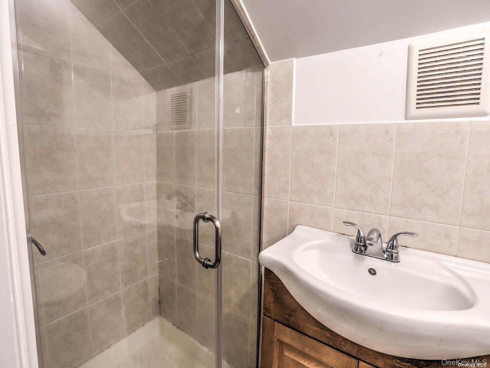 39 Bay Avenue, Hicksville, NY 11801