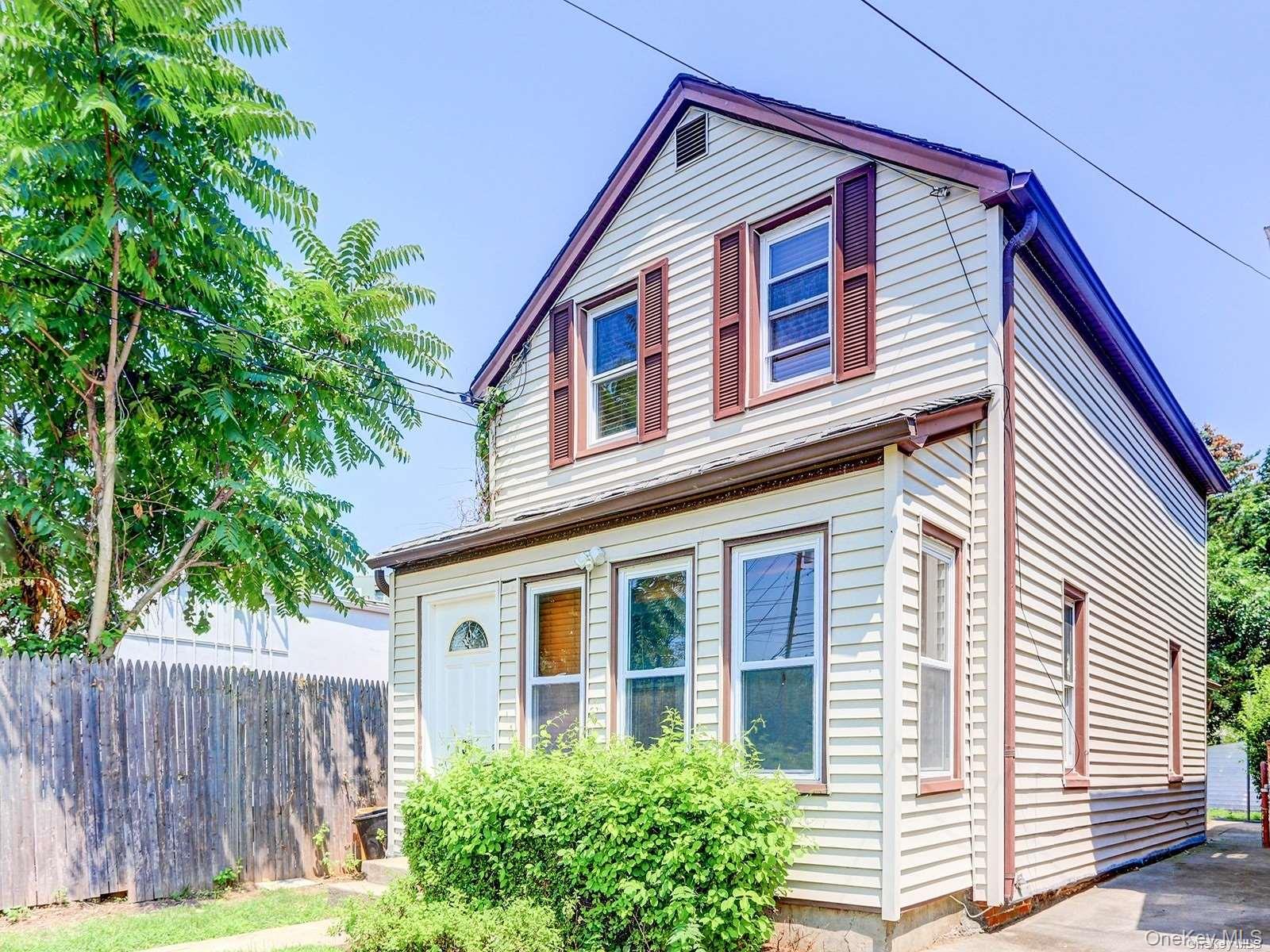 39 Bay Avenue, Hicksville, NY 11801