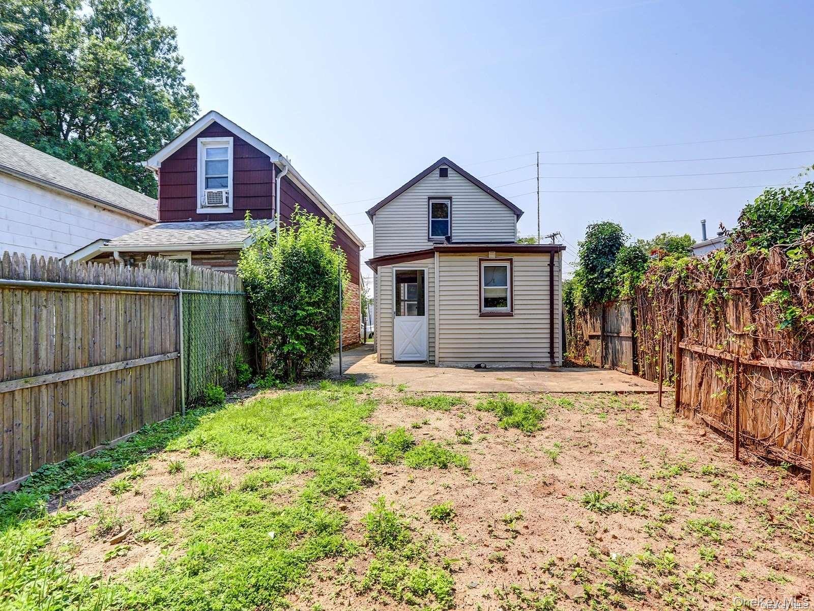 39 Bay Avenue, Hicksville, NY 11801