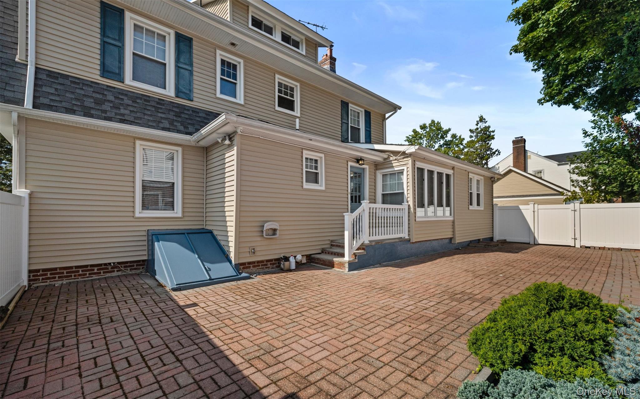 4 Malverne Avenue, Malverne, NY 11565