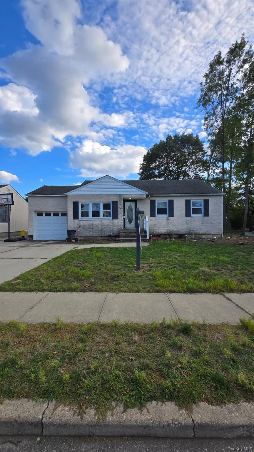 3 Bentley Road, Plainview, NY 11803