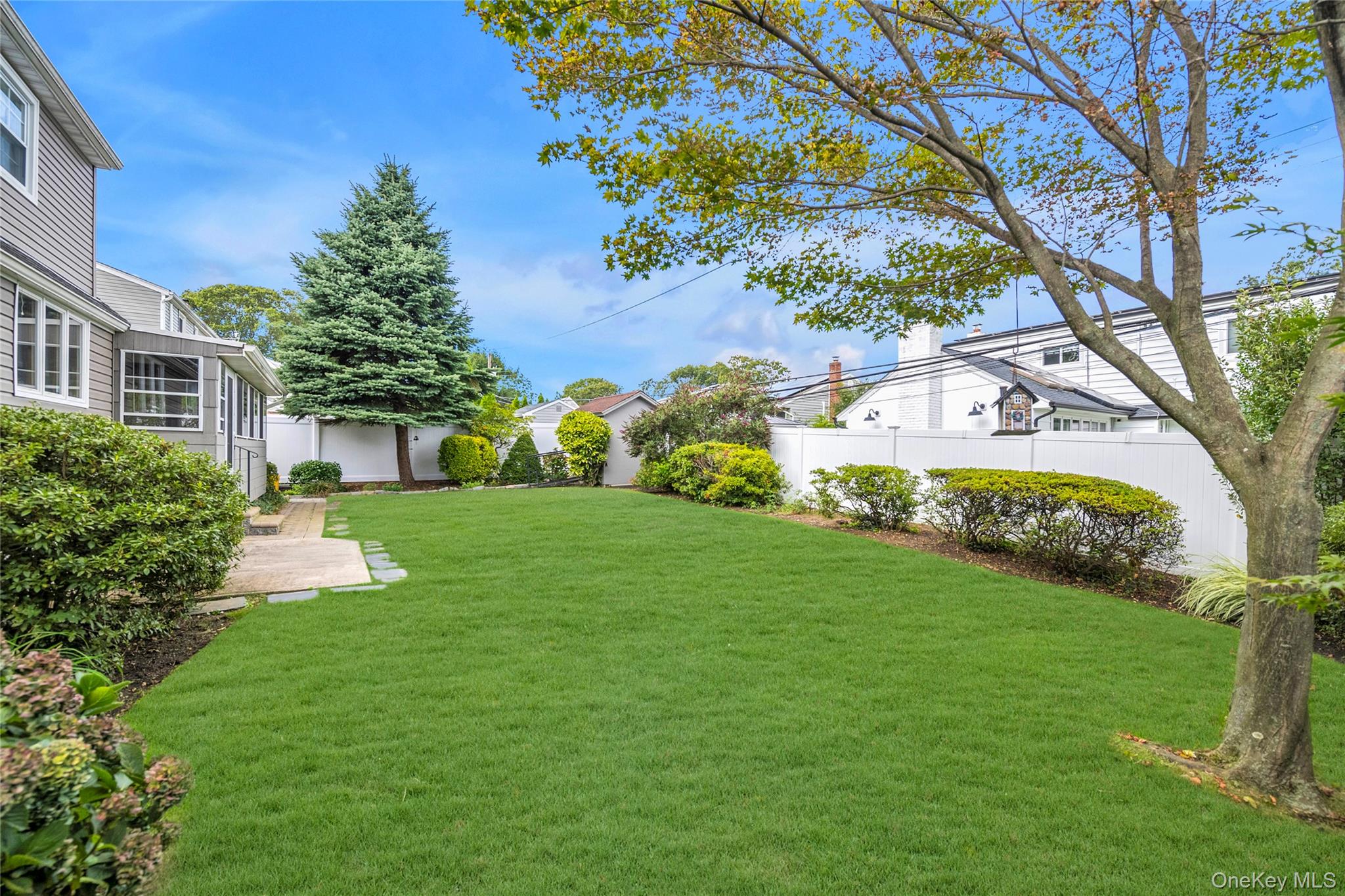 21 Farragut Road, Old Bethpage, NY 11804